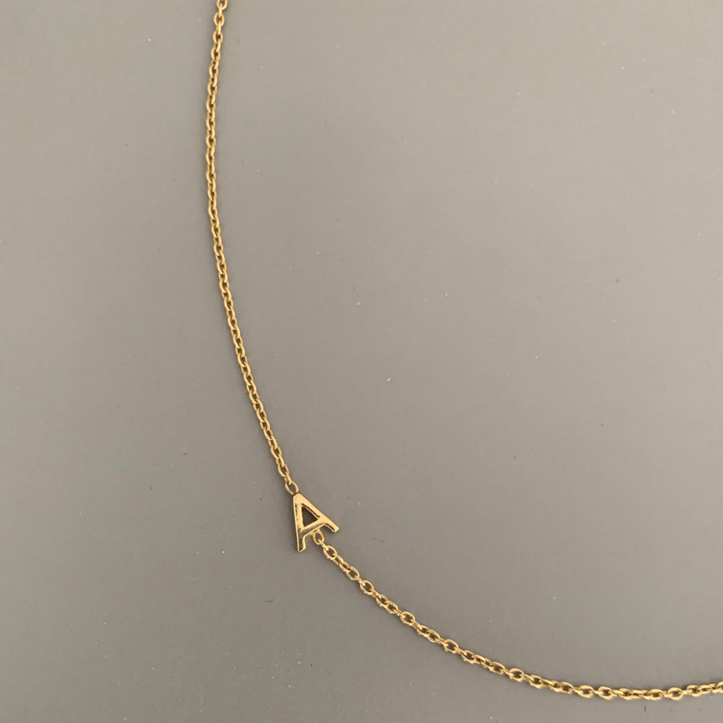 SIDE ON INITIAL NECKLACE SILVER/GOLD